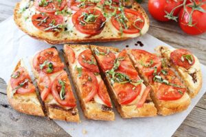 Baguettscheiben mit Tomaten & Mozzarella überbacken