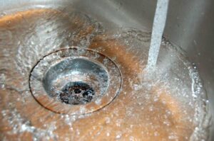 Der Klempnertrick zum Lösen von Verstopfungen im Spülbecken – mit 1 Sache, die jeder zu Hause hat